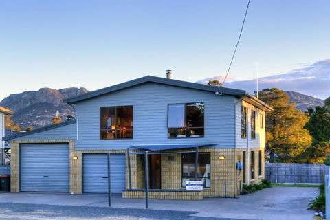 The Lookout ~ Large Family House With Views - Accommodation Bookings 15