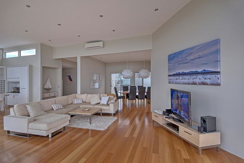 Halcyon ~ Immerse Yourself In The Sky And Sea - Accommodation Bookings 10