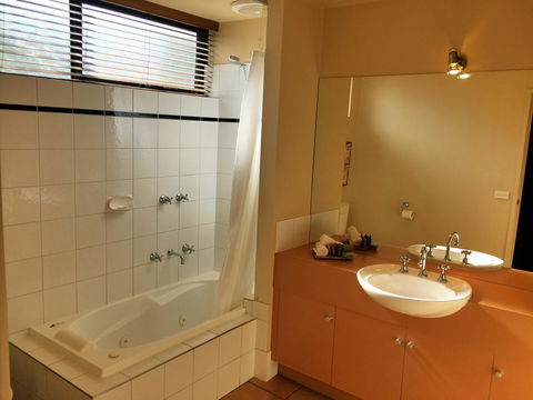 Lorne Surf Apartments - Accommodation Bookings 24