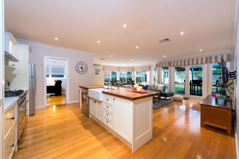 Lovely 5BR Full House In Glen Waverley, Walk To Train, Bus & Shops - Accommodation Bookings 3