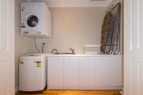 Lovely 5BR Full House In Glen Waverley, Walk To Train, Bus & Shops - Accommodation Bookings 12