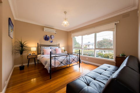 Lovely 5BR Full House In Glen Waverley, Walk To Train, Bus & Shops - Accommodation Bookings 5