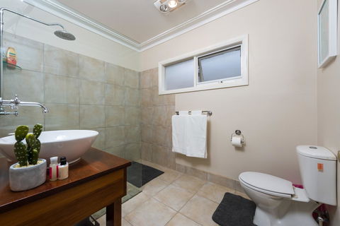 Lovely 5BR Full House In Glen Waverley, Walk To Train, Bus & Shops - Accommodation Bookings 6