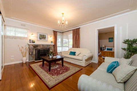 Lovely 5BR Full House In Glen Waverley, Walk To Train, Bus & Shops - Accommodation Bookings 14