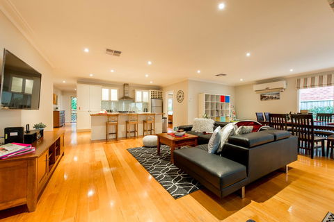 Lovely 5BR Full House In Glen Waverley, Walk To Train, Bus & Shops - Accommodation Bookings 1