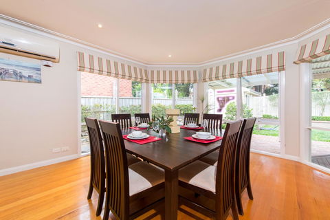 Lovely 5BR Full House In Glen Waverley, Walk To Train, Bus & Shops - Accommodation Bookings 4