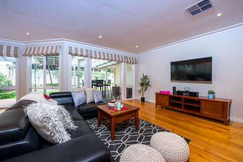 Lovely 5BR Full House In Glen Waverley, Walk To Train, Bus & Shops - Accommodation Bookings 15