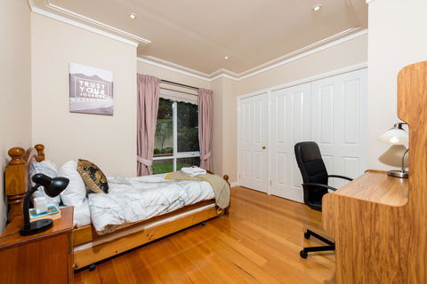 Lovely 5BR Full House In Glen Waverley, Walk To Train, Bus & Shops - Accommodation Bookings 9