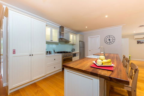 Lovely 5BR Full House In Glen Waverley, Walk To Train, Bus & Shops - Accommodation Bookings 2