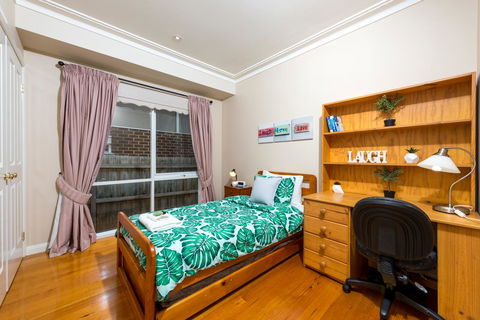 Lovely 5BR Full House In Glen Waverley, Walk To Train, Bus & Shops - Accommodation Bookings 8