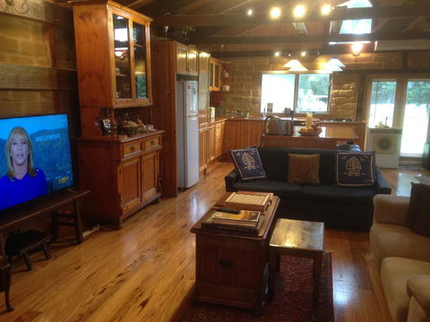 Mud Hollow Barn - Accommodation Bookings 13