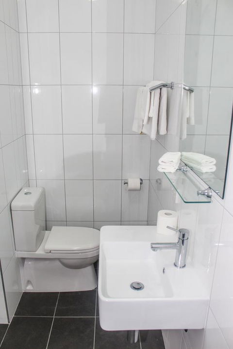 CROWN CENTRAL BUSINESS DISTRICT MOTEL - NO UNDER 18s - Accommodation Bookings 17