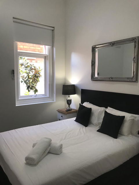 CROWN CENTRAL BUSINESS DISTRICT MOTEL - NO UNDER 18s - Accommodation Bookings 18