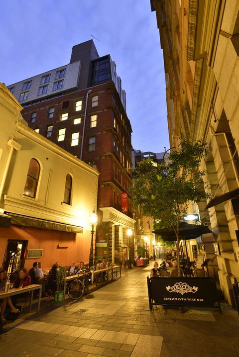 Metro Apartments On Bank Place - Accommodation Bookings 1