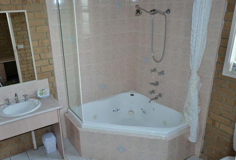 Tropicana Motor Inn - Accommodation Bookings 13