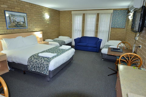 Tropicana Motor Inn - Accommodation Bookings 9