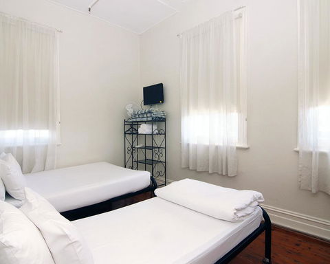 Hotel Claremont Guest House - Accommodation Bookings 13