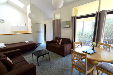 Executive Hideaway - Accommodation Bookings 24