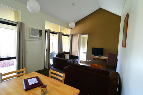 Executive Hideaway - Accommodation Bookings 8