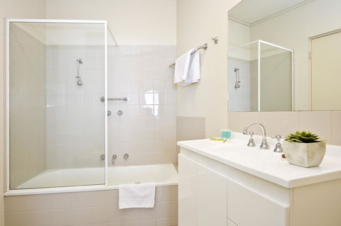 Lornebeach Apartments - Accommodation Bookings 30
