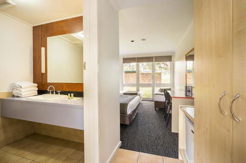 Burvale Hotel - Accommodation Bookings 8