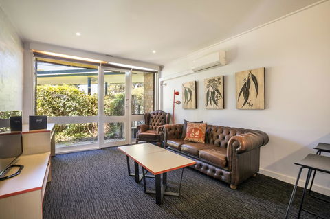 Burvale Hotel - Accommodation Bookings 33