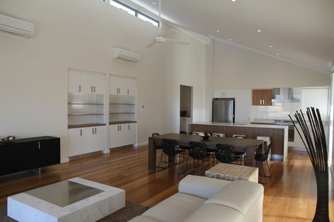 The Carnarvon Luxury Canal Home - Accommodation Bookings 3