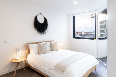 The Edge - Luxurious Waterfront Apartment - Accommodation Bookings 3
