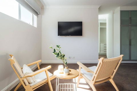 The Grand Oasis - Pool - Wifi - Mins From Beach - Accommodation Bookings 3