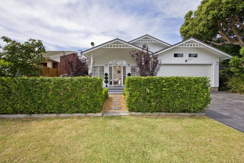 The Hamptons Beach House On Dutchies - Accommodation Bookings 2