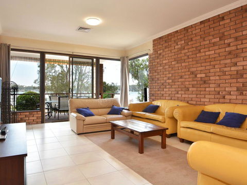 The House On The Lake @ Fishing Point, Lake Macquarie - Honestly Put The Line In And Catch Fish - Accommodation Bookings 3
