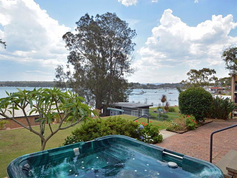 The House On The Lake @ Fishing Point, Lake Macquarie - Honestly Put The Line In And Catch Fish - Accommodation Bookings 1