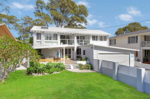 THE LAKE HOUSE - WiTH SWIMMING POOL - Accommodation Bookings 0