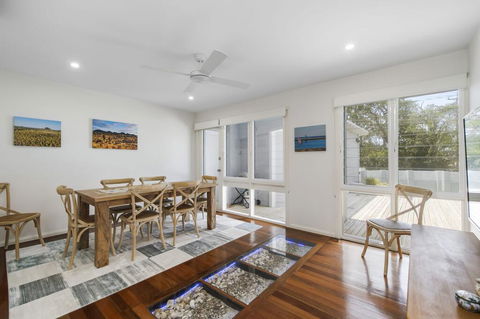 THE LAKE HOUSE - WiTH SWIMMING POOL - Accommodation Bookings 1