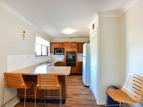 The Noraville House - Large Family Home - Accommodation Bookings 3