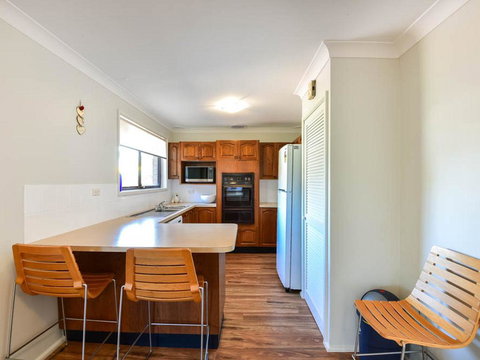 The Noraville House - Large Family Home - Accommodation Bookings 3