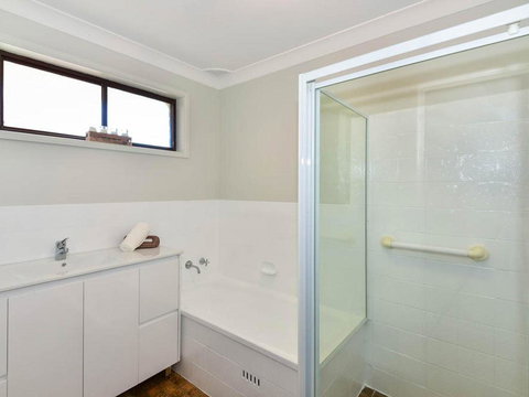 The Noraville House - Large Family Home - Accommodation Bookings 1