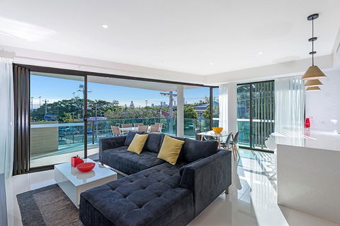 The Princess Of Bulimba - Executive 3BR Bulimba Apartment With Large Balcony Next To Oxford St - Accommodation Bookings 0