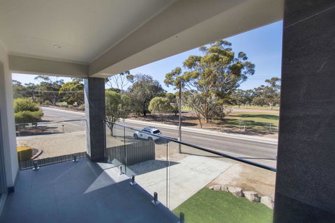 The Races Complex - Accommodation Bookings 2