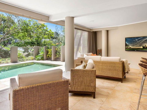 The Stanwell Beach Glass House - Beach & Pool - Accommodation Bookings 0
