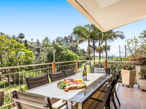 The Stanwell Beach Glass House - Beach & Pool - Accommodation Bookings 3