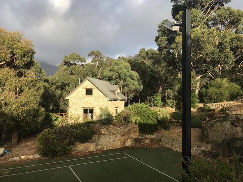 The Stone Cottage (with Tennis Court) - Accommodation Bookings 2