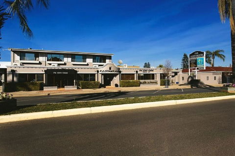 The Town House Motor Inn - Accommodation Bookings 1
