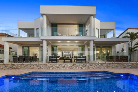 The White House GC Waterfront Home Cinema Jacuzzi Heated Pool - Accommodation Bookings 2