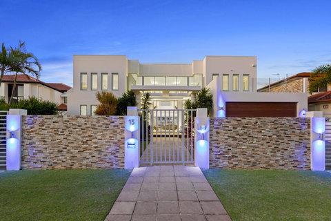 The White House GC Waterfront Home Cinema Jacuzzi Heated Pool - Accommodation Bookings 0