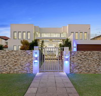The White House GC Waterfront Home Cinema Jacuzzi Heated Pool - Accommodation Bookings
