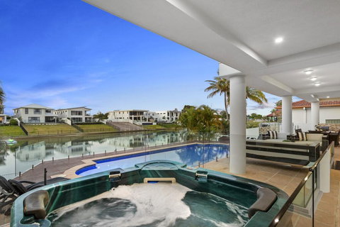 The White House GC Waterfront Home Cinema Jacuzzi Heated Pool - Accommodation Bookings 3