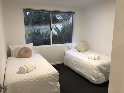 Three Bedroom, Two Bathroom Family Home - Accommodation Bookings 3