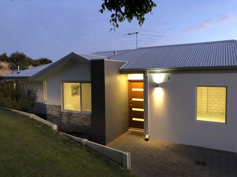 Three Bedroom, Two Bathroom Family Home - Accommodation Bookings 0