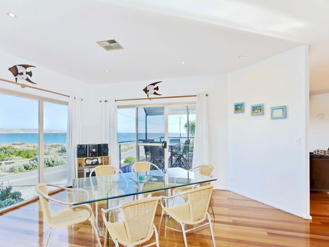 Through The Looking Glass - Accommodation Bookings 3